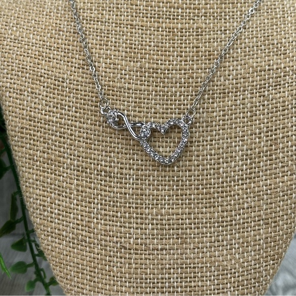 Elegant Silver Heart Necklace - Picture 4 of 5
